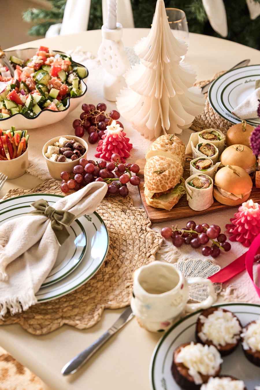 Fringed linen napkin with velvet bow ring