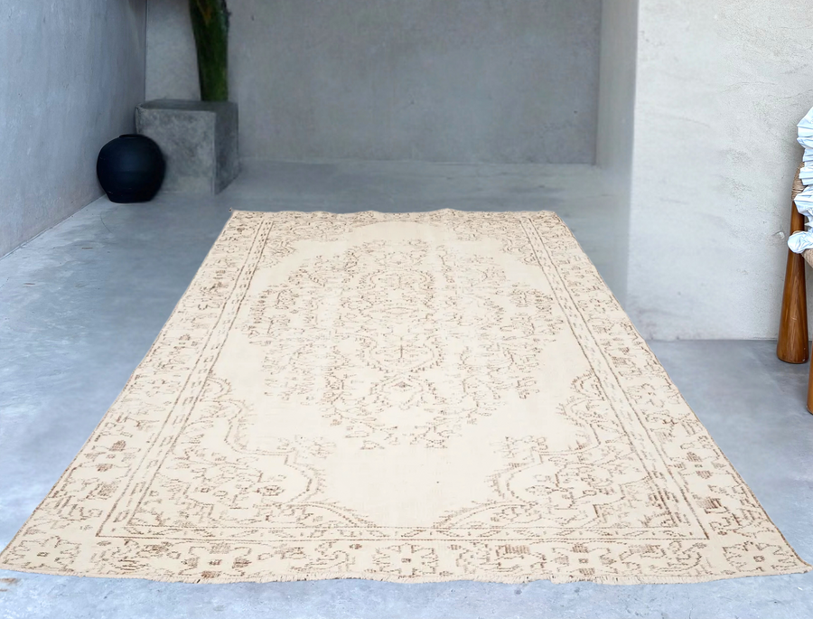 Creamy Turkish vintage rug