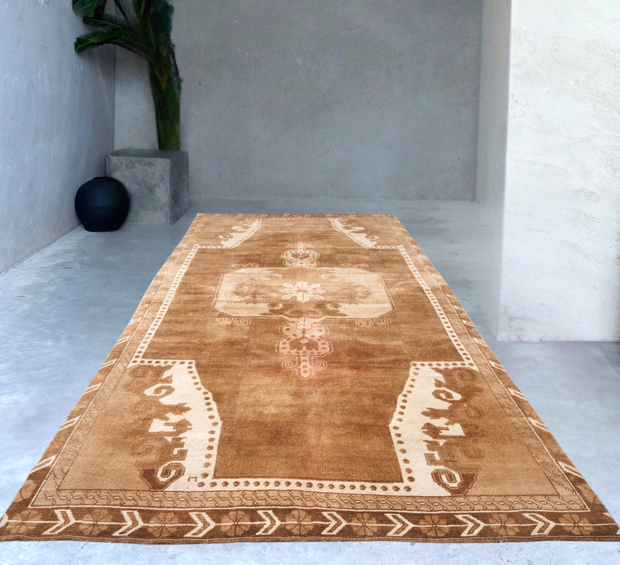 Oushak vintage rug | Earth