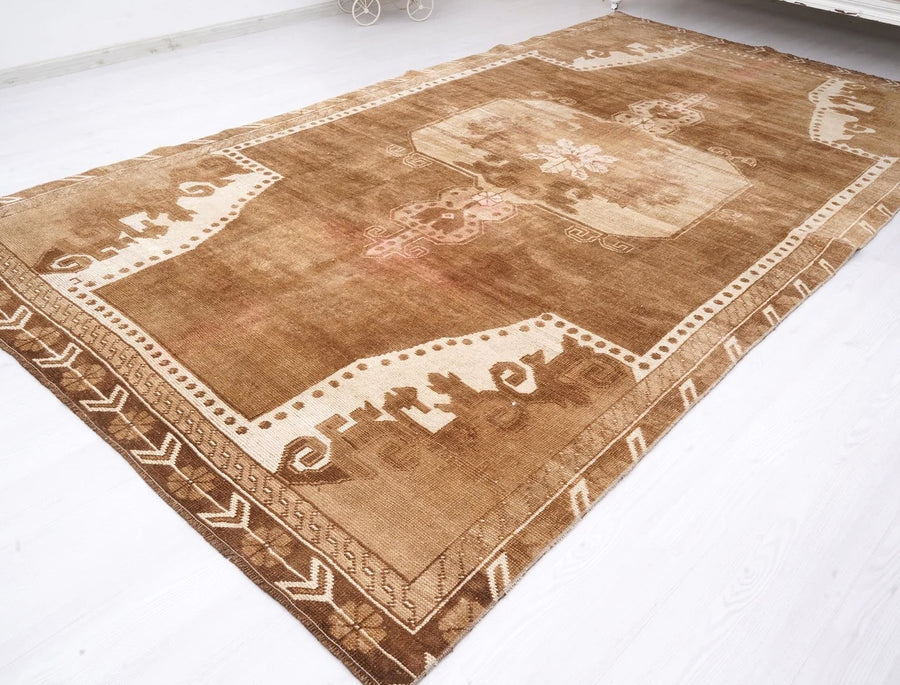 Oushak vintage rug | Earth
